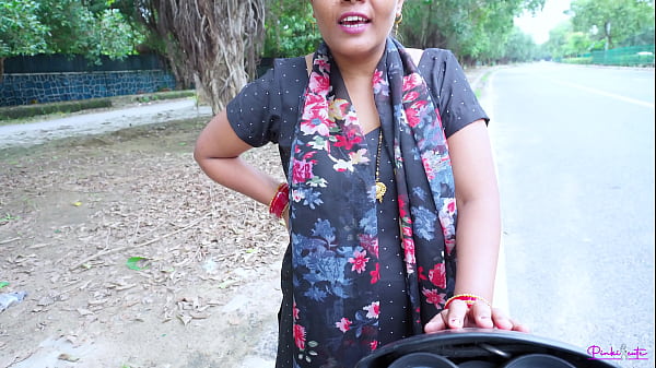 Indian Desi prostitute bhabhi dealing for Fuck with Client on road, she fucked by him in Doggystyle with HINDI Audio.