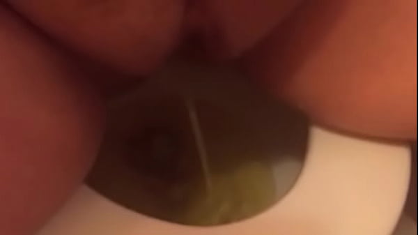 Isabella Holloway Peeing