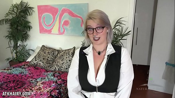 Get to know curvy and hairy Nyx Night